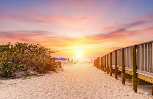 New! Remodeled, Pool-Side, 1-min to Beach Path! - Foto 22