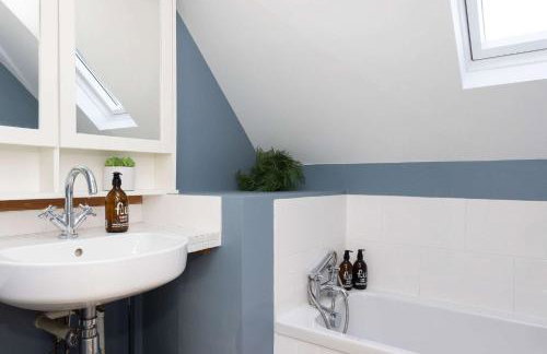 Spacious Coastal Family Home Sleeps 8 - Photo 26