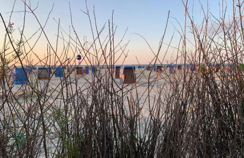 Nessmersiel, Renovierte Erdgeschosswohnung mit Garten, in Deichnähe, Wallbox, - Foto 24