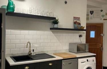 Hoole House- Bright and modern 2 bedroom house, close to Chester train station and the City Centre - Photo 19