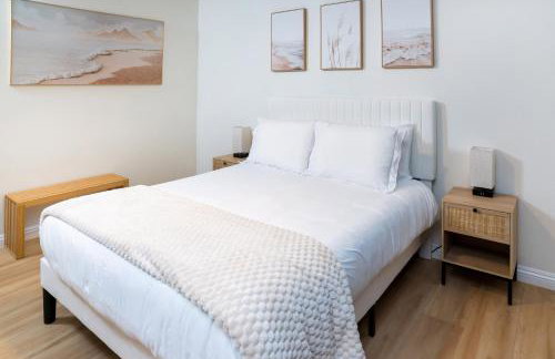 Newly Built Coastal Home with Yard - Foto 12