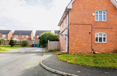 Cozy 3-Bed Retreat Near Manchester Airport Ideal for Families & Groups - Foto 6