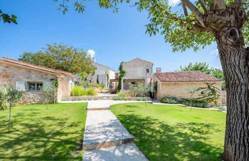 Villa Charlotte for 14 persons with 73m2 Pool in Central Istria - Daily Housekeeping & Breakfast Service - Foto 1