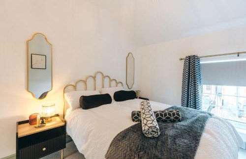 Quaint Georgian house with Parking & Huge Garden 10 mins walk from town - Photo 16