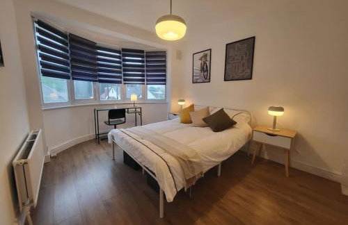 4 Bedroom House - Free Parking, Great access to London, Herts, Essex - Photo 1