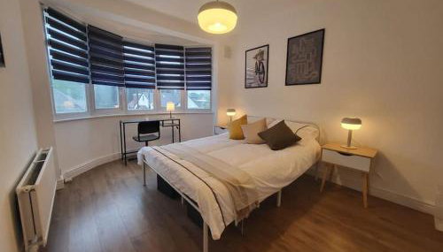 4 Bedroom House - Free Parking, Great access to London, Herts, Essex - Foto 1
