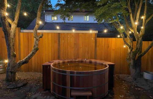 Greenlake Craftsman - Hot Tub, AC, Dog Friendly - Photo 1