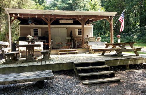 Private Pet-Friendly Cabins with Fire Pit for Nature Escapes in Clear Spring, Maryland, for Memorable Family Glamping Trips - Photo 3