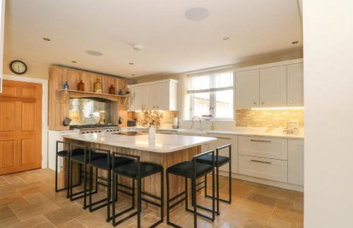 Meadow Manor And Spa - Photo 13