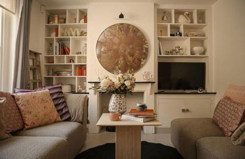 Primrose Cottage - Two Bed Cottage with Private Courtyard & Nearby Parking - Foto 17