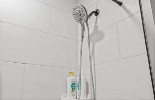 Upscale 2 Story Apartment with 8 beds and Free Parking, walkable to S Highland ave - Foto 27