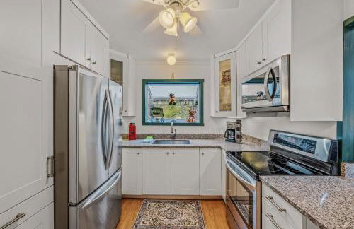 River Time Cabin - Riverfront, Hot Tub, Screen Porch, Fishing, Games, View, 3 King Beds - Photo 21