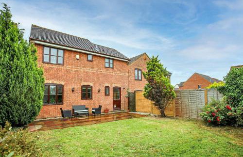 Detached House - Prime Location - Free Parking, Fast Wifi and Smart TVs with Sky TV and Netflix by Yoko Property - Photo 16