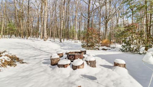 4 Mi to Camelback! Group-Friendly Poconos Cabin - Foto 4