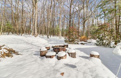 4 Mi to Camelback! Group-Friendly Poconos Cabin - Foto 4