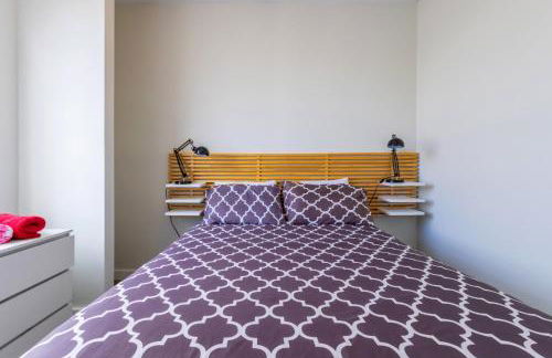 Coastal 2BR Escape | Walk to Beach & 2 Queen Beds - Foto 44