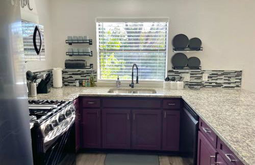 Super Comfy Home with Hot Tub! - Photo 6