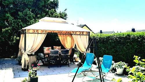 Gelbe Koffer - Design-Maisonette in Schiffweiler - private Terrasse & Grill - nahe Wald & See - Self-Check-in - 2 Parkplätze - Photo 3, Garden, sunbed, Garden view
