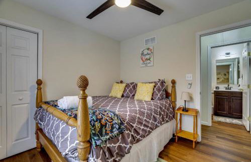 Lakefront Pocono Retreat with Hot Tub and Movie Hub - Foto 15