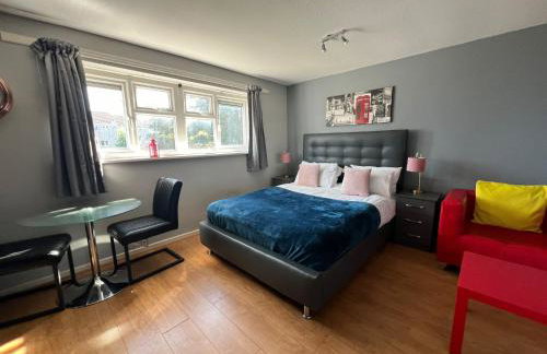 Spacious and Stylish 5 Bed Gem with Private Parking perfect for Large groups and Families - Foto 1