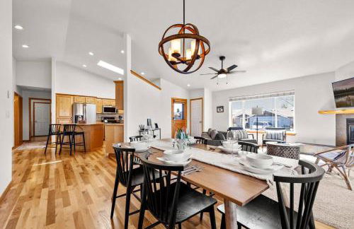 Modern Lodge with a Jacuzzi Tub - Photo 4