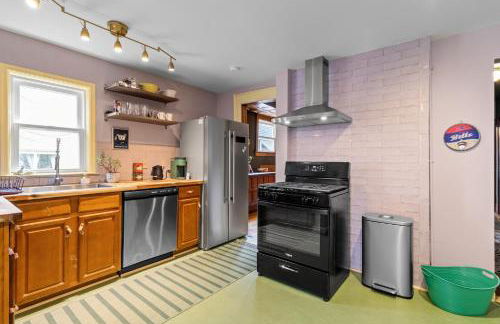 Historic & Spacious 3 Bedroom Family Gem on Peaceful Street - Foto 20