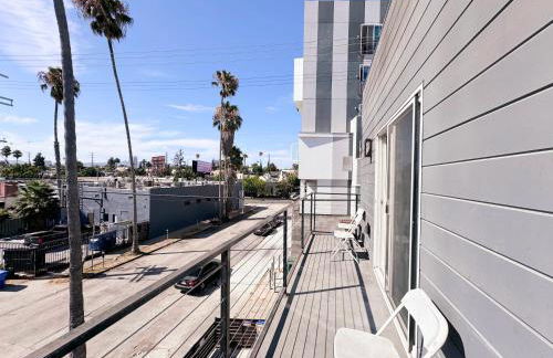 Cozy 3 BR Townhouse with Balcony - Photo 56