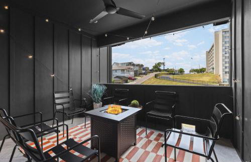 Walk to 12 South and Belmont with Garage FirePit and Patio - Foto 3