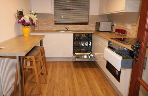 Entire -4 Bedrooms Detached House with Driveway - Foto 31