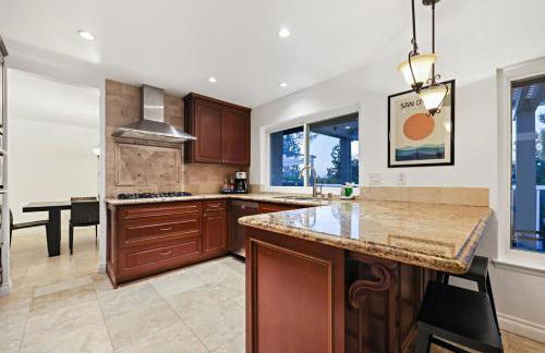 Hot Tub with A View and Large Back Deck & Game Room - Foto 11