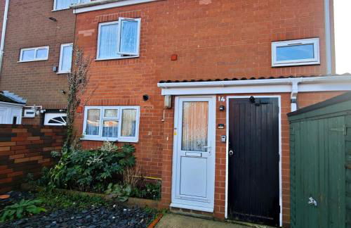 Spacious 3 Bedroom Home Ample Parking Near Shops - Photo 3