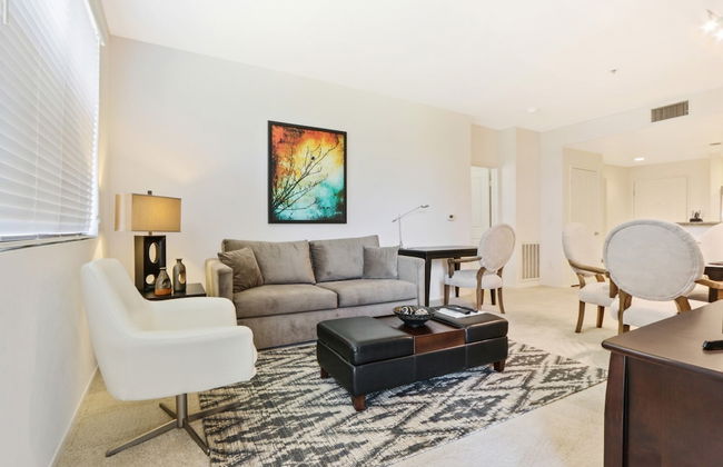 Global Luxury Suites at The Village - Photo 29