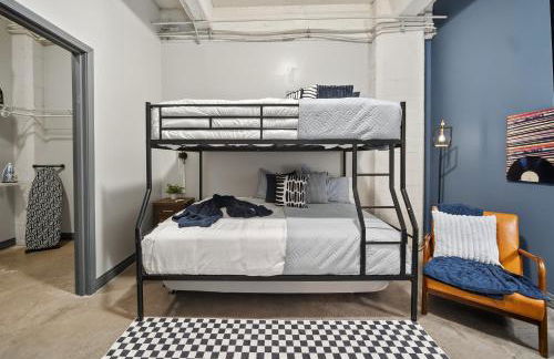 Spacious 1BR loft with flexible group sleeping - Foto 26