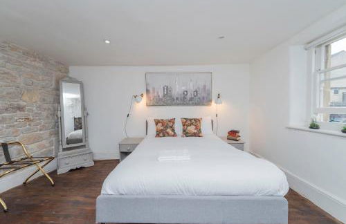 Heron Stays Bath- Historic Pub Retreat, Original Beams, Parking, Sleeps 9, 3 Miles to Bath Central - Photo 9