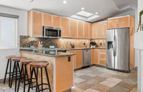Stunning Oceanfront Boardwalk Condo - Spa, Steps2Beach, Parking & Fast Wifi! - Foto 28