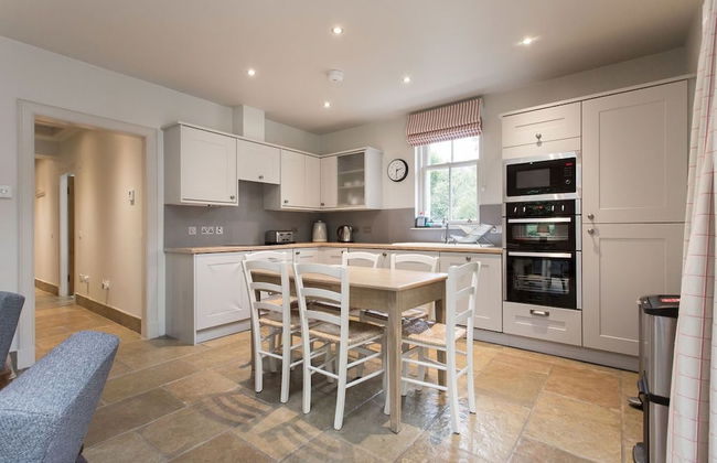 JOIVY Stunning 3 Bed Lodge With Gardens At Gilmerton House - Photo 11