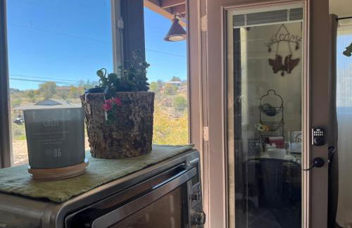 Eagles Nest Casita Luxury king memory foam bed feather pillows & duvet Amazing views, private balcony, Great location & Dog friendly - Foto 33