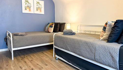 6 Beds plus Sofa Bed Sleeps 8 Spacious Crew Housing - Foto 4