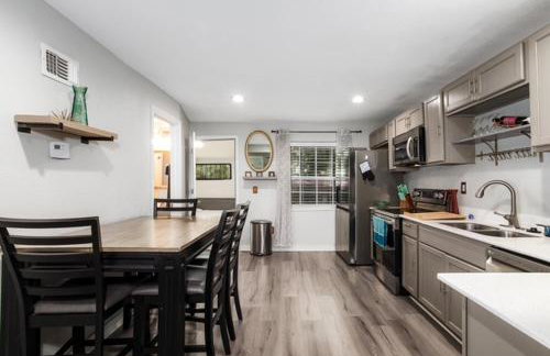 Lovely Modern 3 Bedroom Town Home - Foto 14