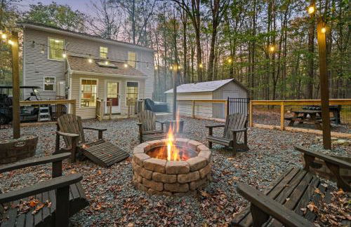 Pocono Lake Escape, includes Golf Cart, Firepit - Foto 2