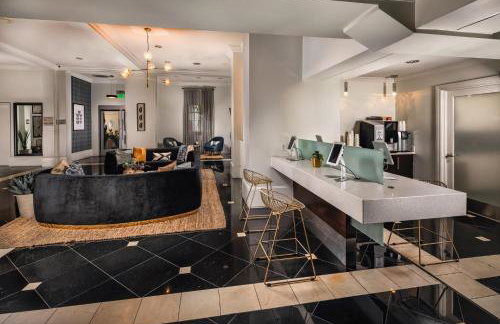 Stylish 2 Bed 2.5 Bath Condo Near Beverly Hills. - Photo 25