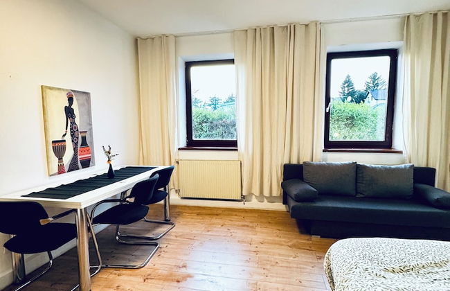 Cozy 3BR Apt with Garden Sleeps 10 - Foto 30