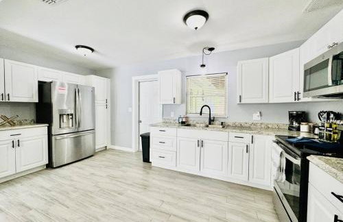 Game Night Ready Lakeland Stay Near Colleges - Foto 22