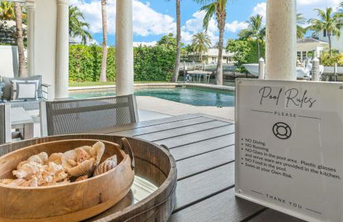 Seven Palms Waterfront- Private Dock, Heated Pool & Lanai -Walk to beach! by Maven Vacation Rentals - Foto 60