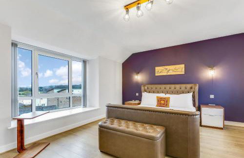 Upscale 3 Bedroom 3 Bathroom Detached House - Central Location - Free Driveway Parking, 75'' Smart TV, Fast WiFi and Snug Room by Yoko Property - Foto 9