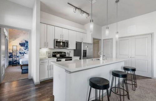 Modern Austin 2BR 2B Unit with Pool, Parking & WiFi - Photo 34