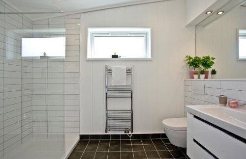 Cheddar Pink, Strawberryfield Park, Cheddar - Photo 24