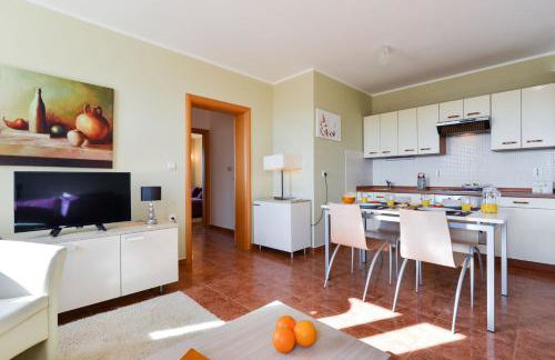 Cecilia Apartments - Photo 2