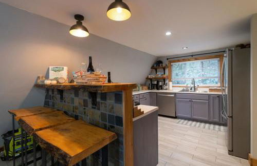 Secluded Forest Cabin with Hot Tub and Private Waterfall - Foto 28