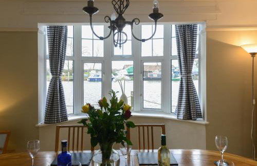 Riverside House - Photo 6